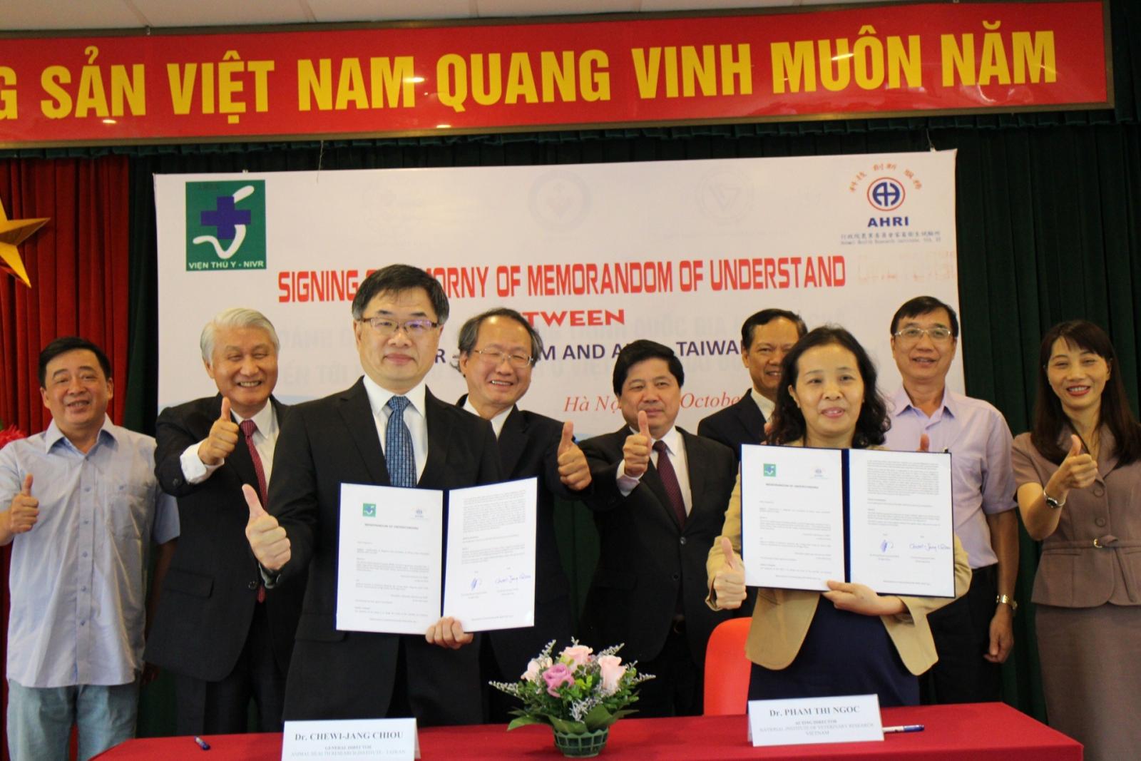 Chiou Chwei-Jang, director-general of Taiwan’s Animal Health Research Institute, and Dr. Pham Thi Ngoc, acting director of Vietnam’s National Institute for Veterinary Research, sign a Memorandum of Understanding on cooperation in combating African swine fever.
