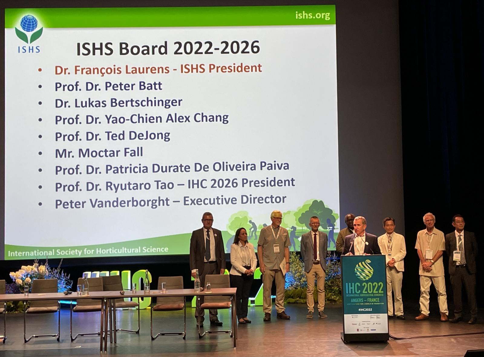 The nine new Board members of the International Society for Horticultural Science: At front and center is the new president, and behind him from left to right are the executive director and representatives of South America, North America, Europe, Africa, Asia (Taiwan, Professor Yao-Chien Alex Chang), Oceania, and Japan (the host of the next International Horticulture Congress).