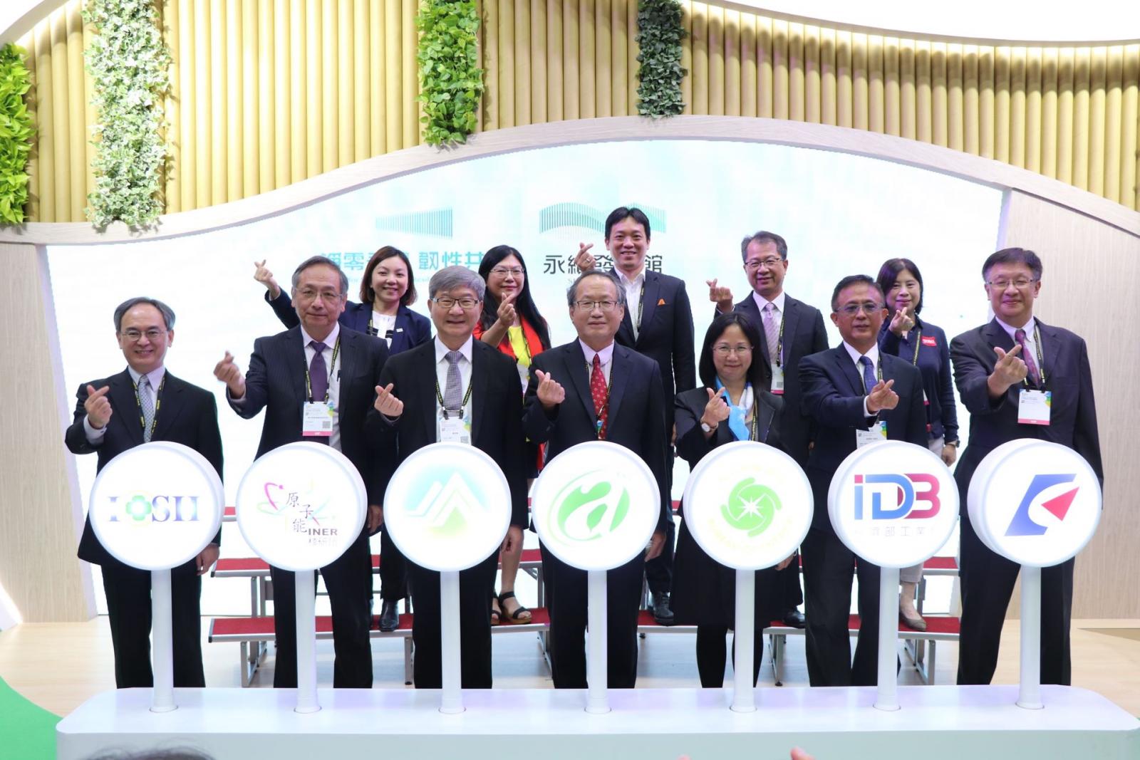 This photo was taken at the opening ceremony of the “Sustainability Pavilion” at the “2022 Taiwan Innotech Expo,” where five ministries, seven agencies, and 10 international corporations had technologies on display.