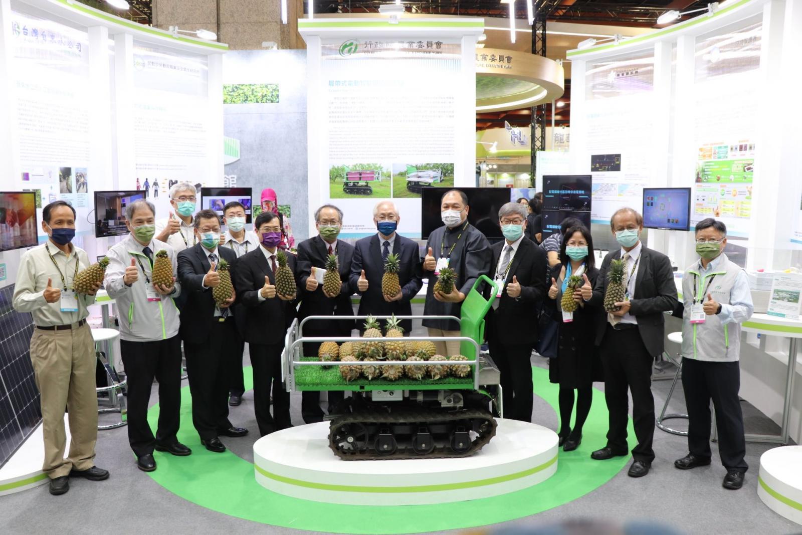 The “crawler type electric intelligent transport machine” developed by the Kaohsiung District Agricultural Research and Extension Station was selected as the “highlight technology” of the COA.
