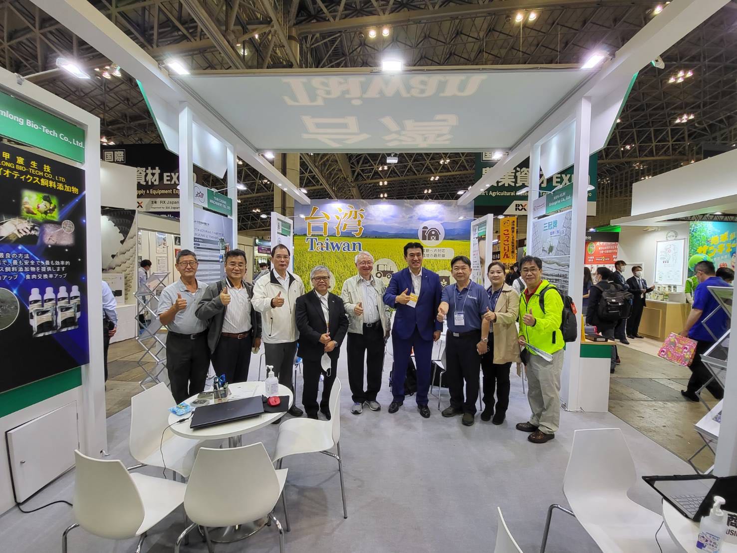 Chyung Ay, chairman of the Taiwan Agricultural Structures Association (fifth from right) invited Haruhisa Fukuda (fourth from right), president of the Japanese firm Nepon, to visit the Taiwan Pavilion and exchange ideas. This group photo also includes professors from National Chiayi University (first to fourth from left) and Huang Wen-yi, vice president of the Agricultural Technology Research Institute.